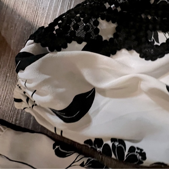 WHBM Floral Print Blouse with cut-out and crochet detail. Size M. Like new - Picture 4 of 5